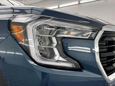 Used 2024 GMC Terrain SLE w/ Driver Convenience Package image 29