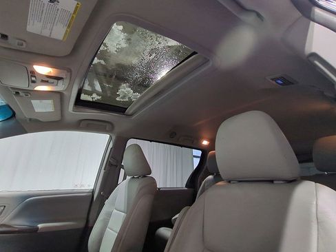 Used 2017 Toyota Sienna XLE image 21