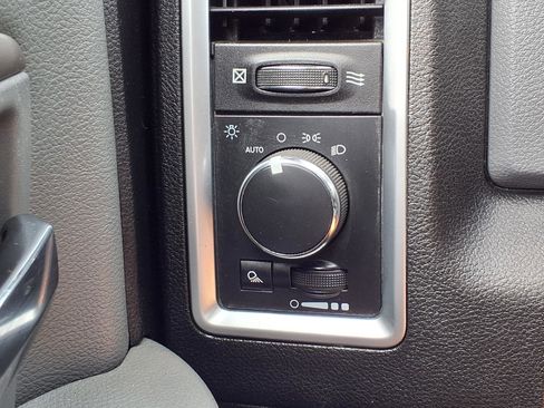 Used 2019 RAM 1500 Classic SLT RWD image 9