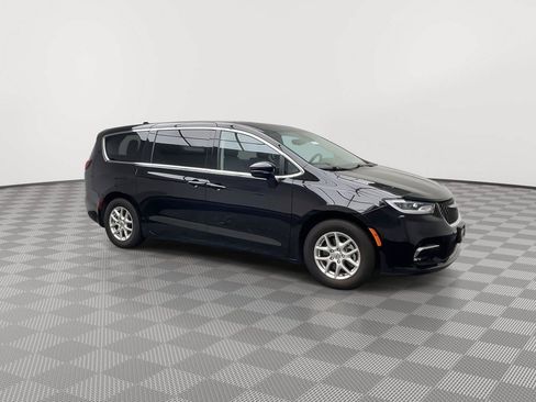 Used 2024 Chrysler Pacifica Touring-L FWD image 39