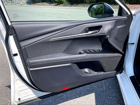 Used 2025 Toyota Camry SE FWD image 9