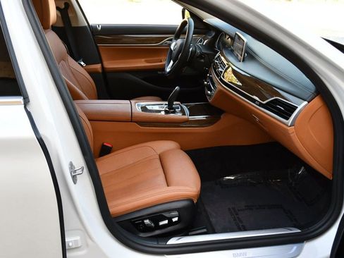 Used 2018 BMW 740i RWD image 40