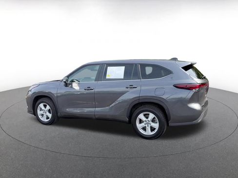 Used 2025 Toyota Highlander LE FWD image 10