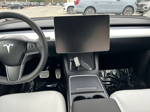 Used 2024 Tesla Model Y Long Range AWD/4WD image 4