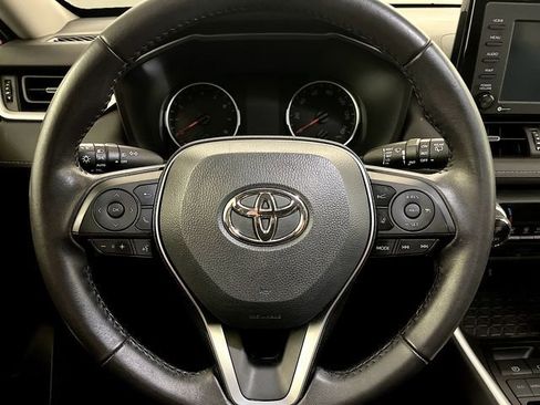 Used 2022 Toyota RAV4 XLE Premium image 16