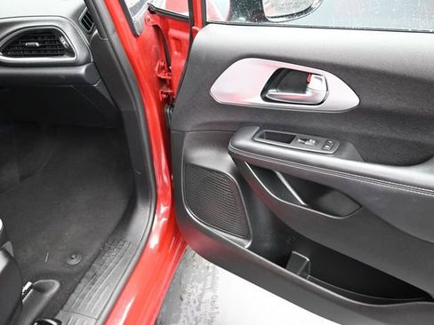 Used 2025 Chrysler Pacifica Limited FWD image 25