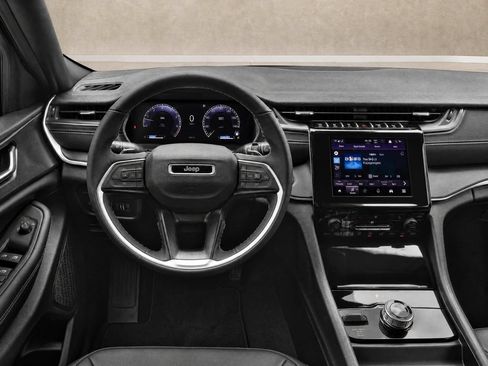 Used 2025 Jeep Grand Cherokee Altitude RWD image 10