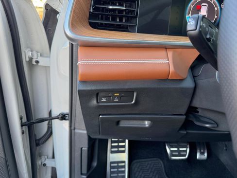 Used 2025 Volkswagen Tiguan SEL R-Line image 15