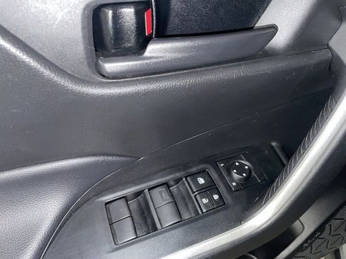 Used 2021 Toyota RAV4 LE image 12