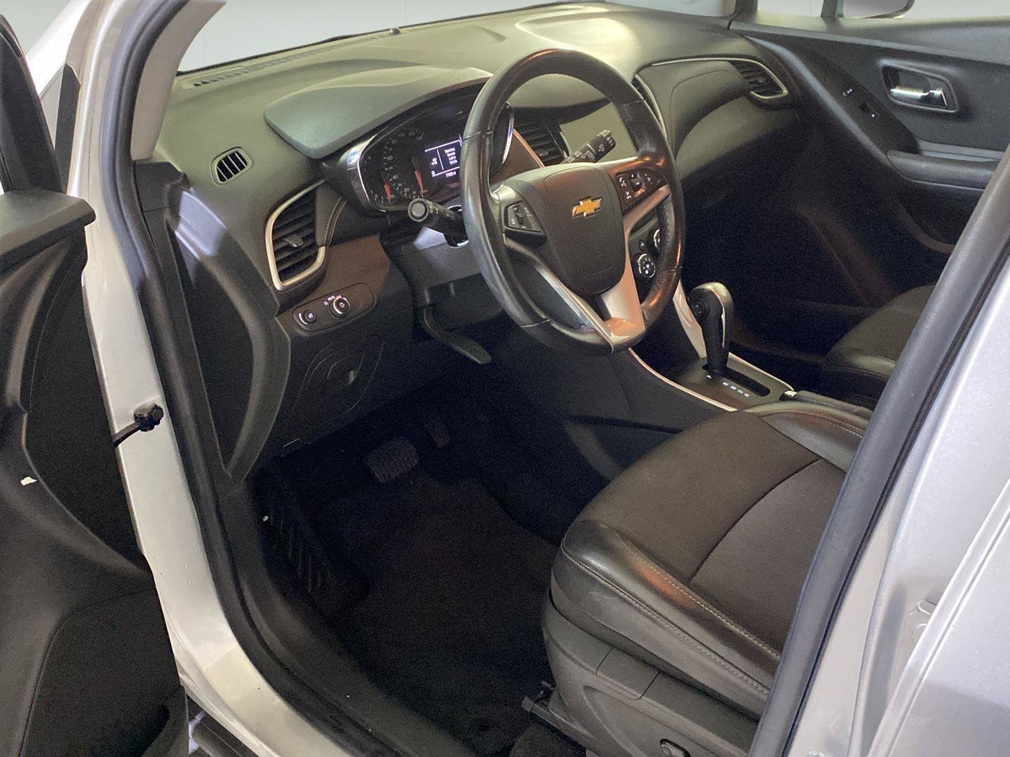 Certified 2018 Chevrolet Trax LT w/ LT Convenience Package FWD image 18