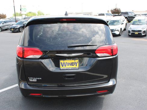 Used 2022 Chrysler Voyager LX FWD image 7
