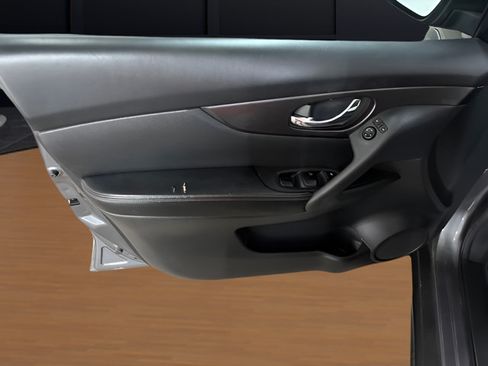 Used 2020 Nissan Rogue S w/ Special Edition Package FWD image 11