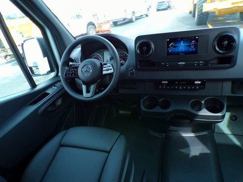 Used 2024 Mercedes-Benz Sprinter 2500 image 5