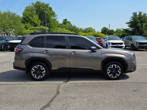 Used 2025 Subaru Forester Premium AWD/4WD image 9