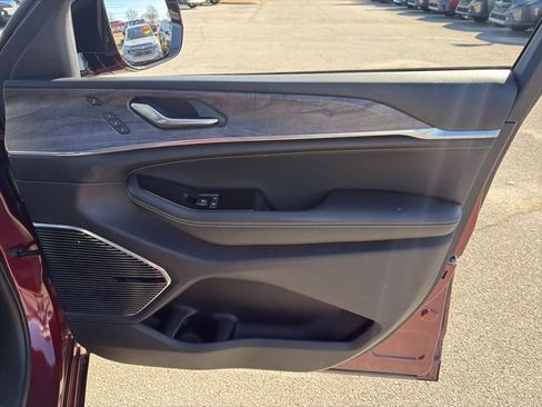 Used 2024 Jeep Grand Cherokee Overland w/ Luxury Tech Group IV image 9