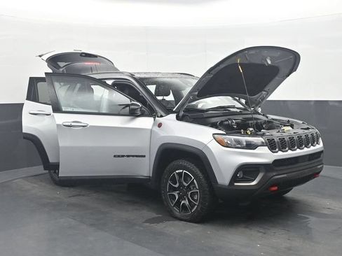 Used 2025 Jeep Compass Trailhawk w/ Trailer Tow Group AWD/4WD image 35