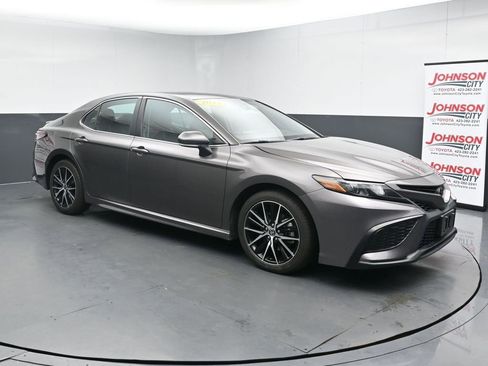 Used 2024 Toyota Camry SE FWD image 2