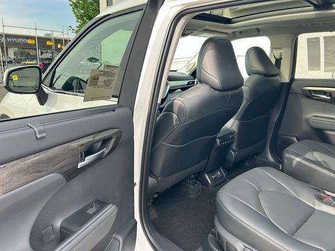New 2026 Toyota Highlander Platinum AWD/4WD image 11