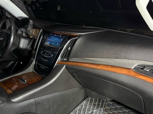 Used 2015 Cadillac Escalade Luxury AWD/4WD image 14