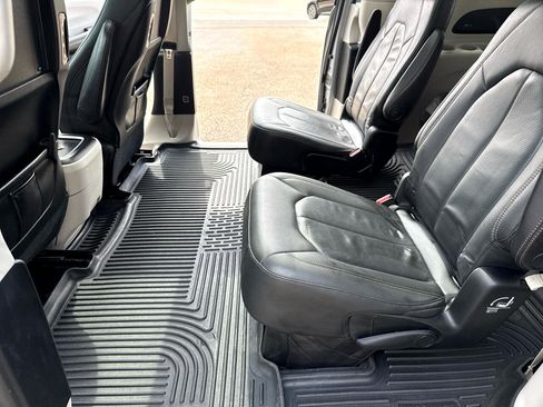 Used 2018 Chrysler Pacifica Touring-L Plus w/ Tire & Wheel Group image 24