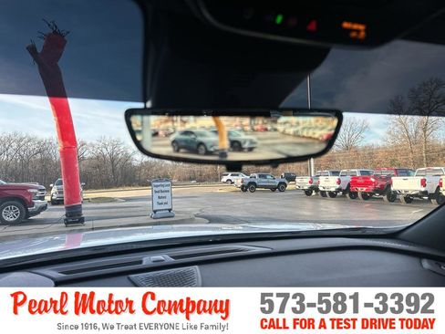 Used 2025 Chevrolet Traverse RS image 16