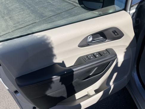 Used 2023 Chrysler Pacifica Touring-L FWD image 17