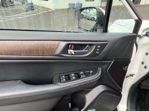 Used 2017 Subaru Outback 3.6R Limited image 17