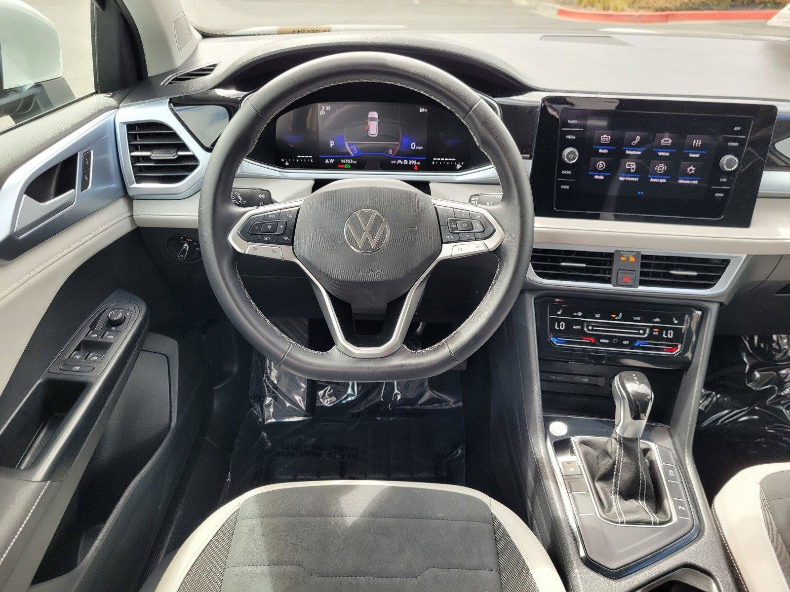 Certified 2025 Volkswagen Taos SE FWD image 18