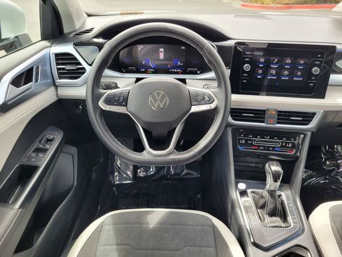 Certified 2025 Volkswagen Taos SE FWD image 18