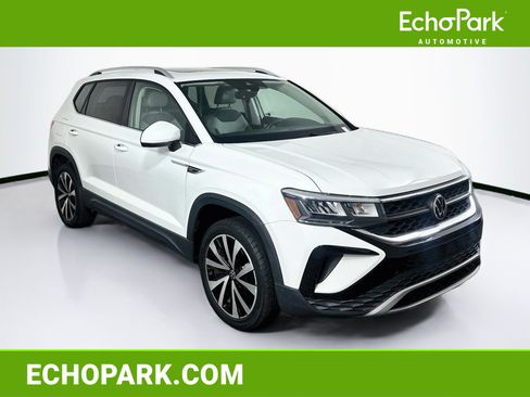Used 2022 Volkswagen Taos SE w/ Panoramic Sunroof Package FWD image 1