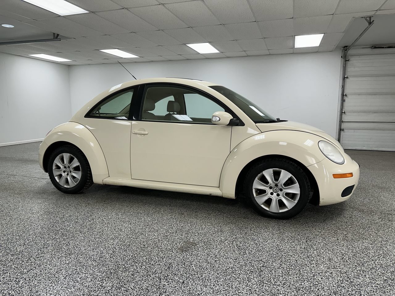Used 2009 Volkswagen Beetle S FWD image 1