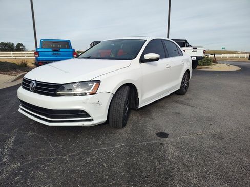 Used 2017 Volkswagen Jetta SE image 3