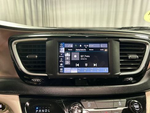 Used 2023 Chrysler Voyager LX image 17