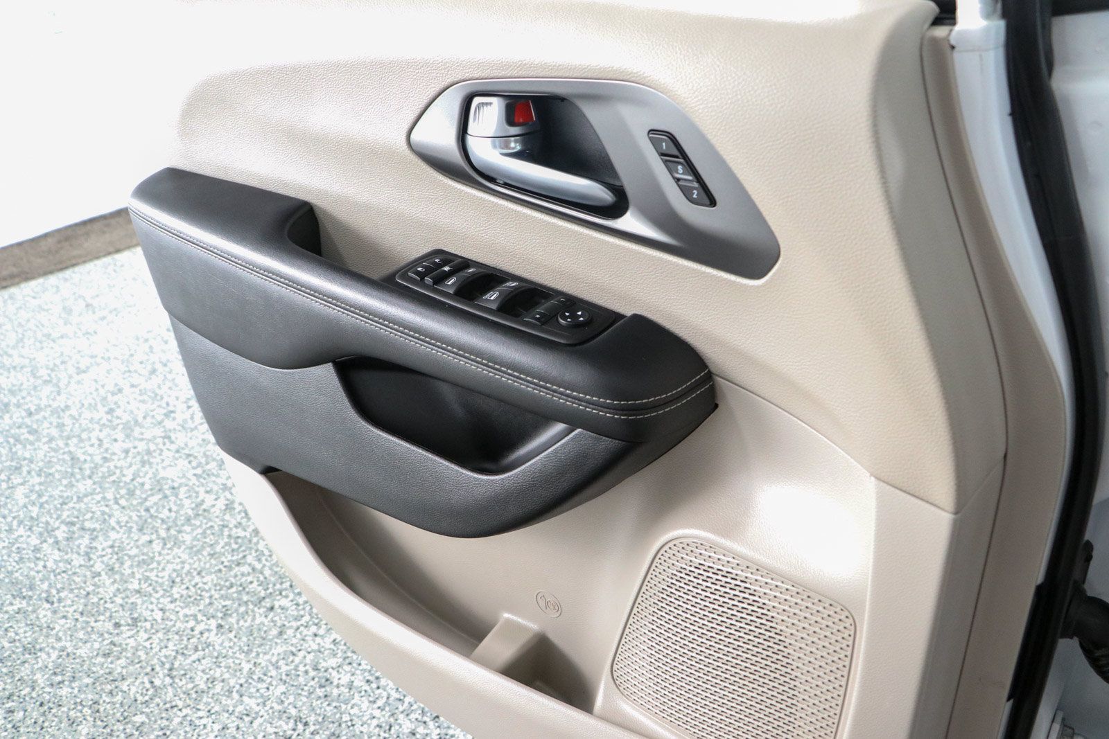 Used 2024 Chrysler Pacifica Touring-L FWD image 21