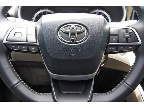 Used 2022 Toyota Highlander XLE FWD image 18