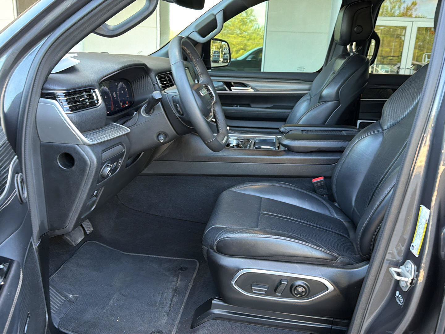 Used 2024 Jeep Wagoneer Series II w/ Flexible Seating Group RWD image 10