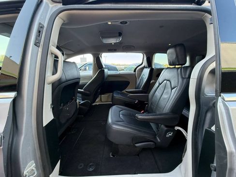 Used 2018 Chrysler Pacifica Touring-L FWD image 16