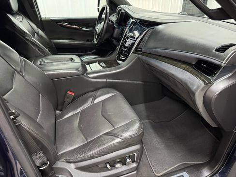 Used 2018 Cadillac Escalade Platinum AWD/4WD image 16