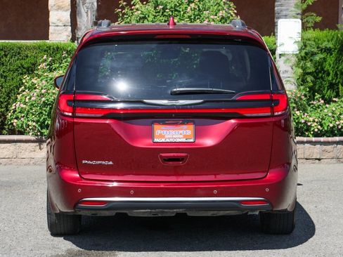 Used 2021 Chrysler Pacifica Touring w/ Uconnect Theater Family Group image 7