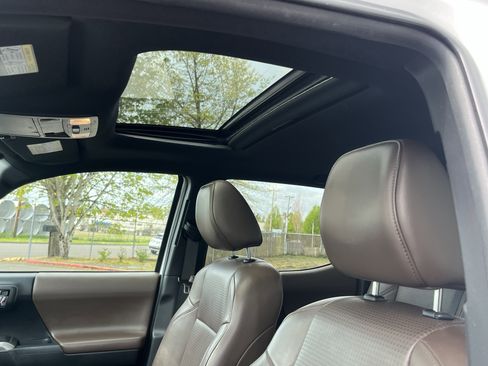 Used 2016 Toyota Tacoma Limited w/ Towing Package image 17