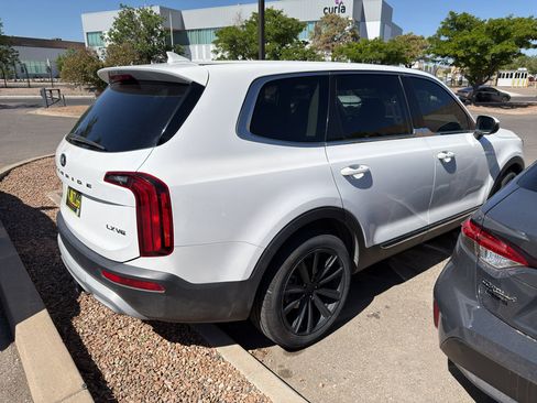 Used 2020 Kia Telluride LX FWD image 4
