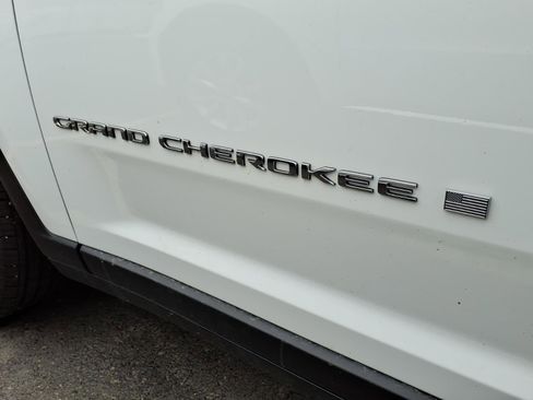 Used 2023 Jeep Grand Cherokee Laredo w/ Luxury Tech Group I AWD/4WD image 31