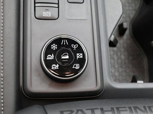 Used 2024 Nissan Pathfinder S image 24