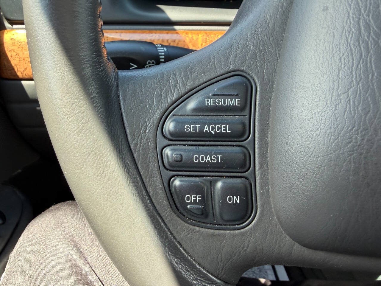 Used 2001 Lincoln Continental FWD image 19
