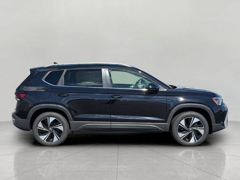 Used 2025 Volkswagen Taos SE AWD/4WD image 8