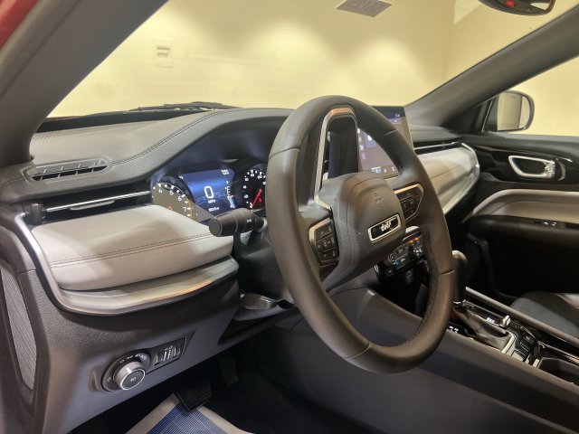 Used 2025 Jeep Compass Limited AWD/4WD image 9