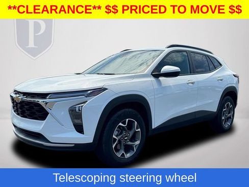 Used 2025 Chevrolet Trax LT FWD image 13