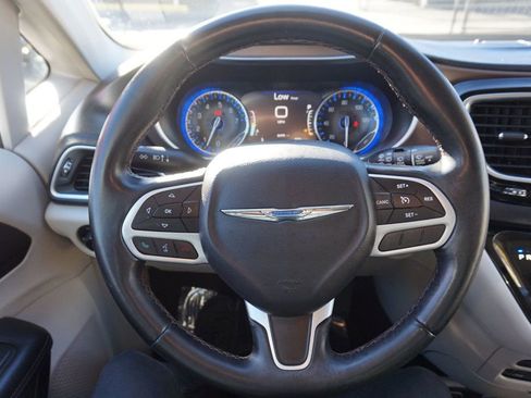 Used 2017 Chrysler Pacifica Touring-L Plus image 31