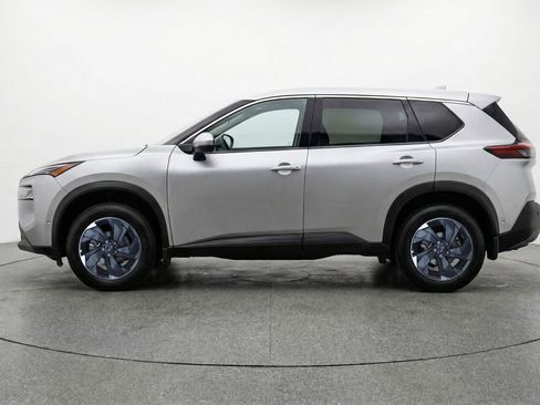 Used 2025 Nissan Rogue SV image 5