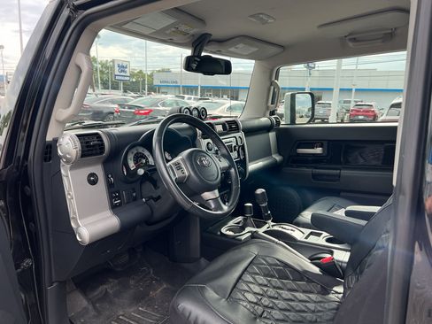 Used 2011 Toyota FJ Cruiser 4WD w/ Upgrade Pkg image 3